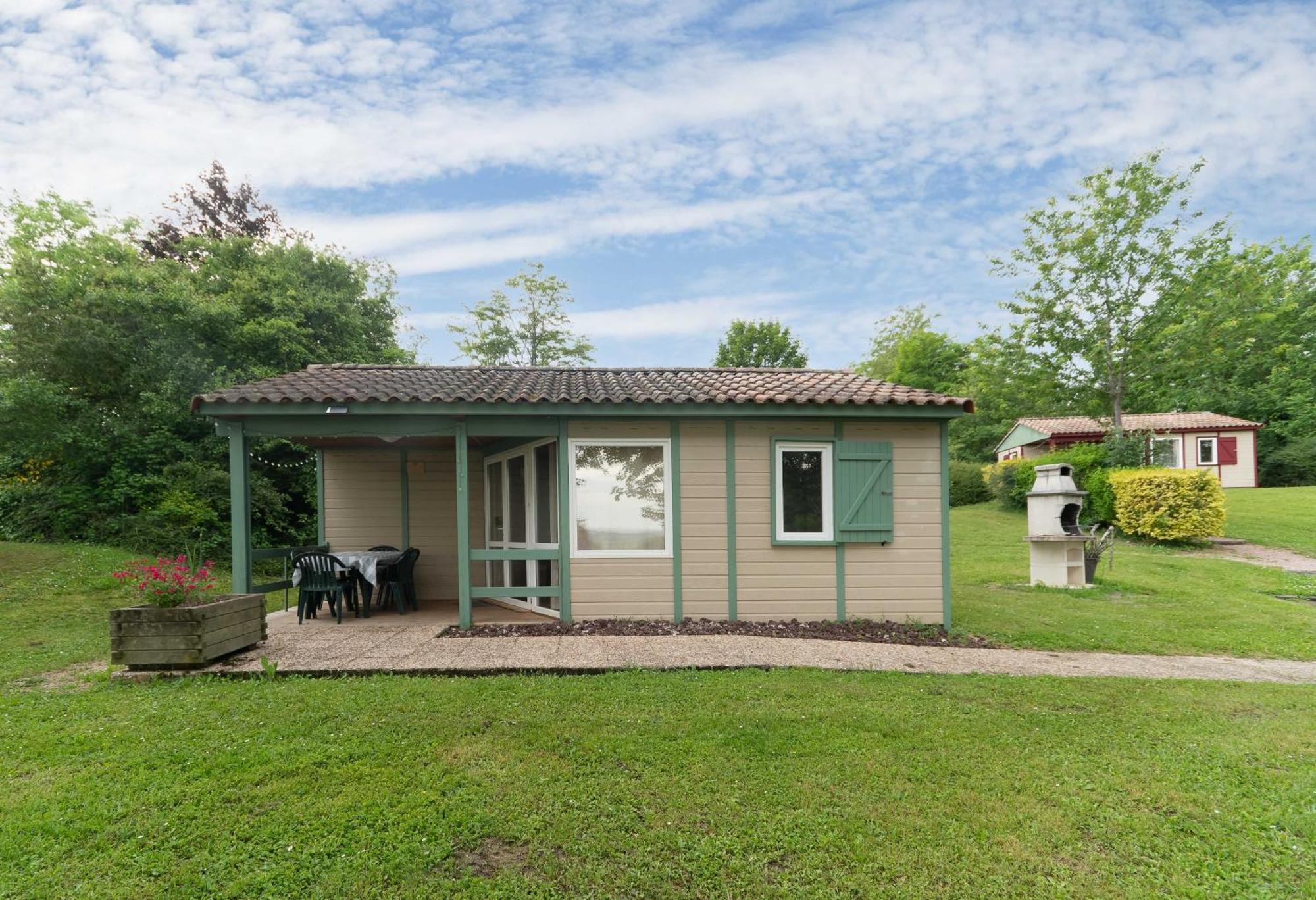 Camping Le Mont Libre - Cottage & Espace Nature - Gannat Eksteriør billede