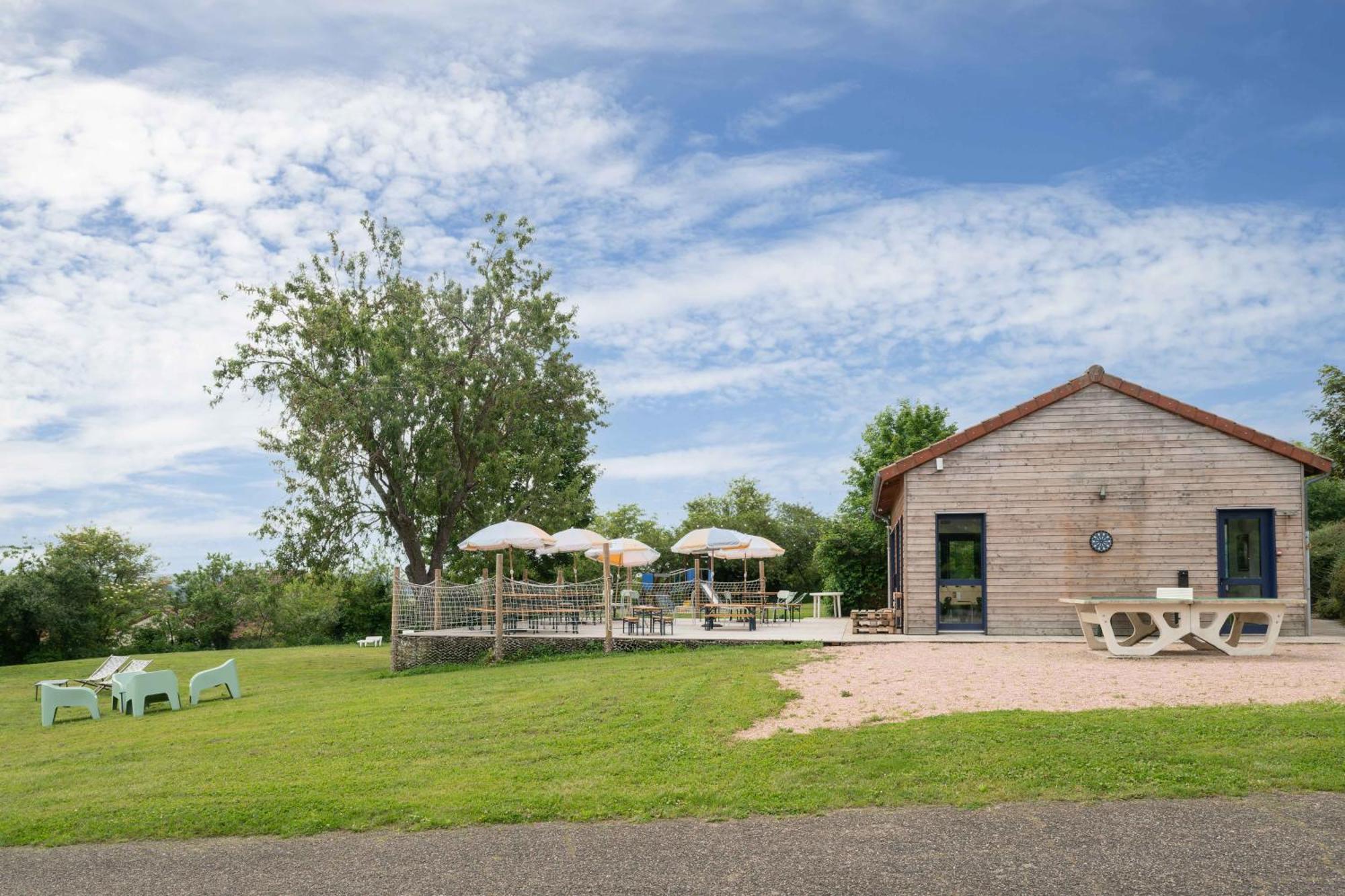 Camping Le Mont Libre - Cottage & Espace Nature - Gannat Eksteriør billede