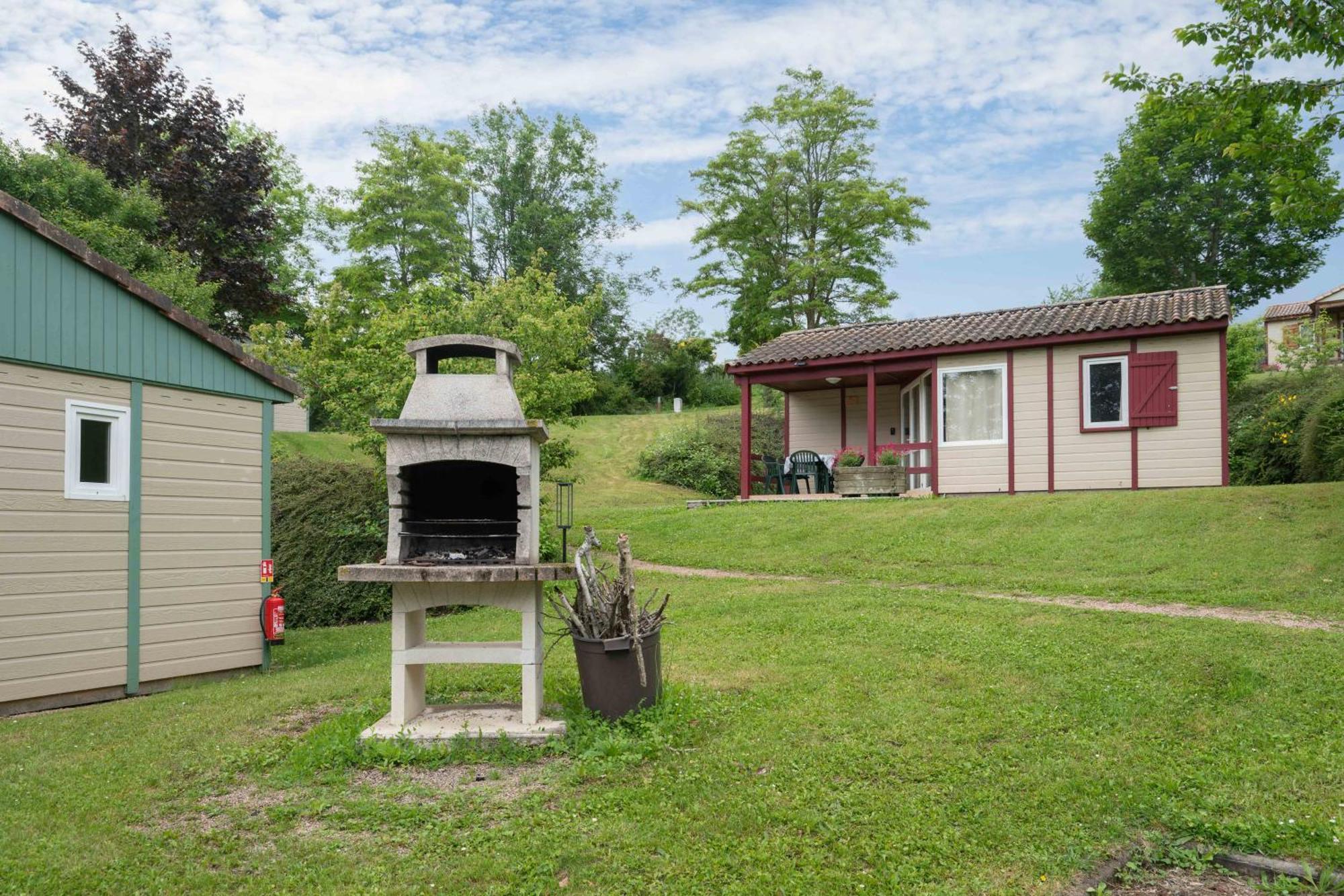 Camping Le Mont Libre - Cottage & Espace Nature - Gannat Eksteriør billede