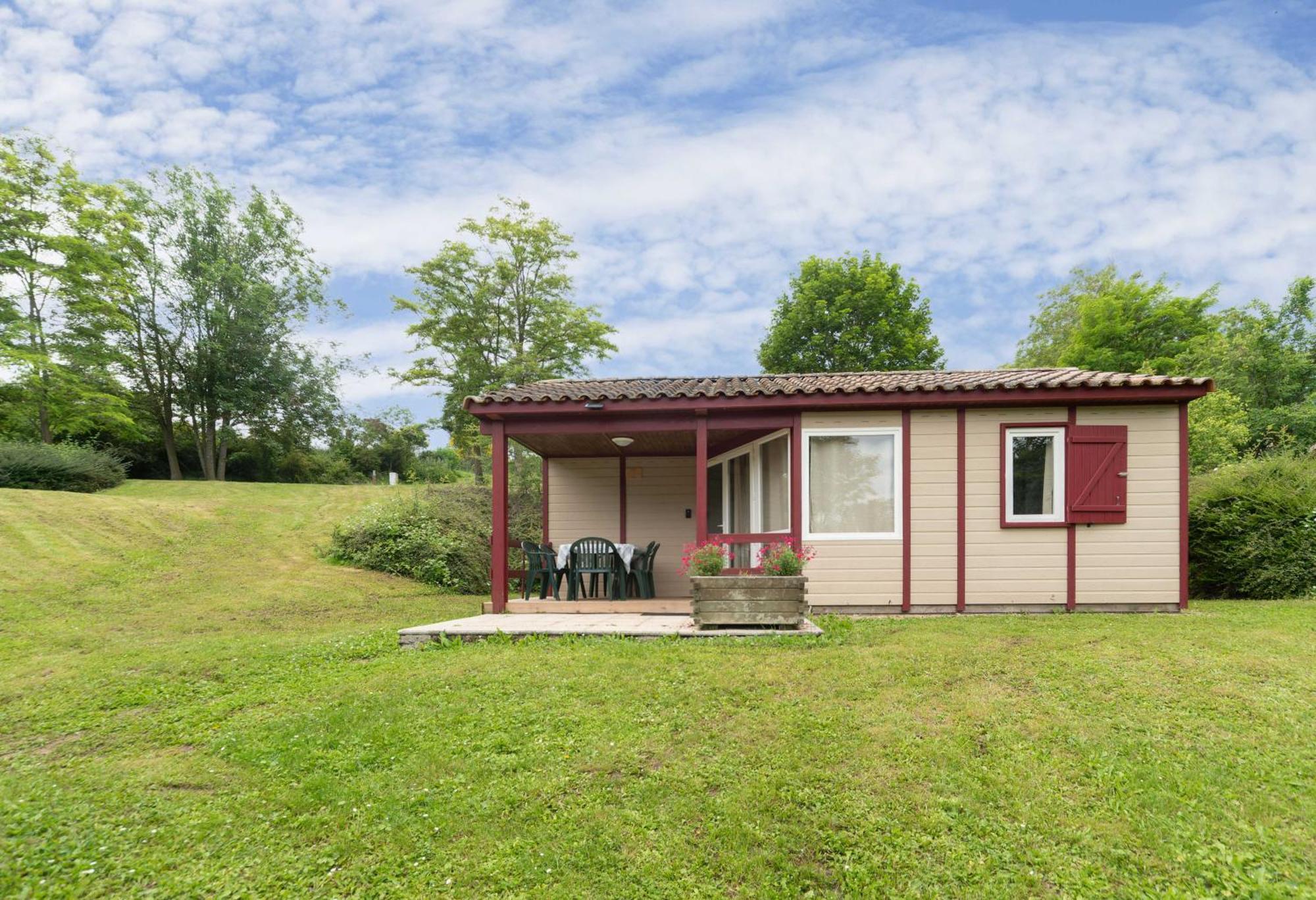 Camping Le Mont Libre - Cottage & Espace Nature - Gannat Eksteriør billede
