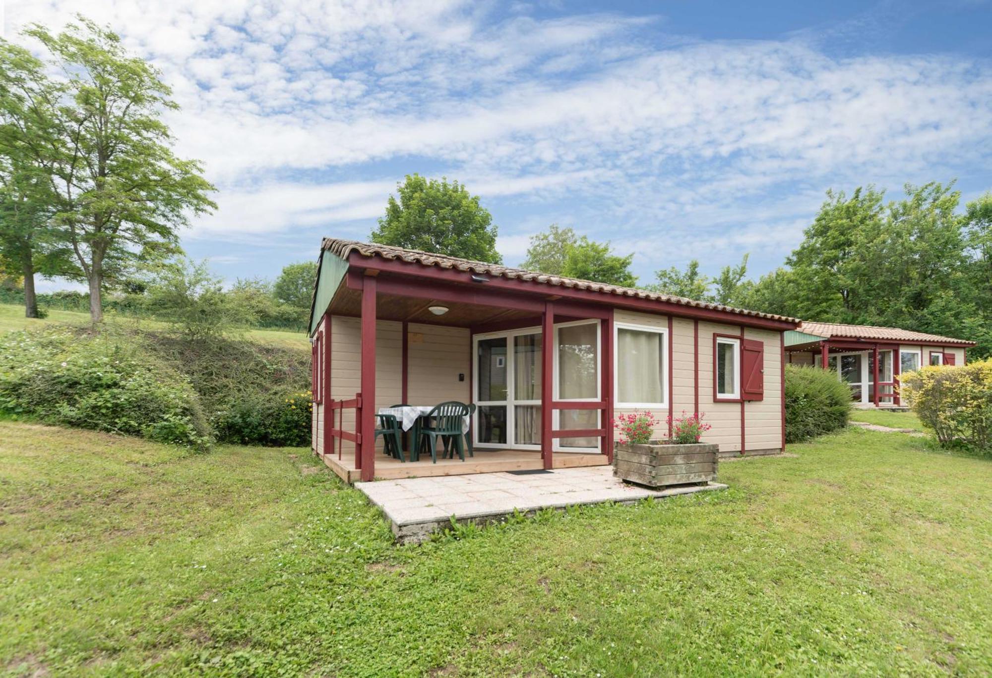 Camping Le Mont Libre - Cottage & Espace Nature - Gannat Eksteriør billede