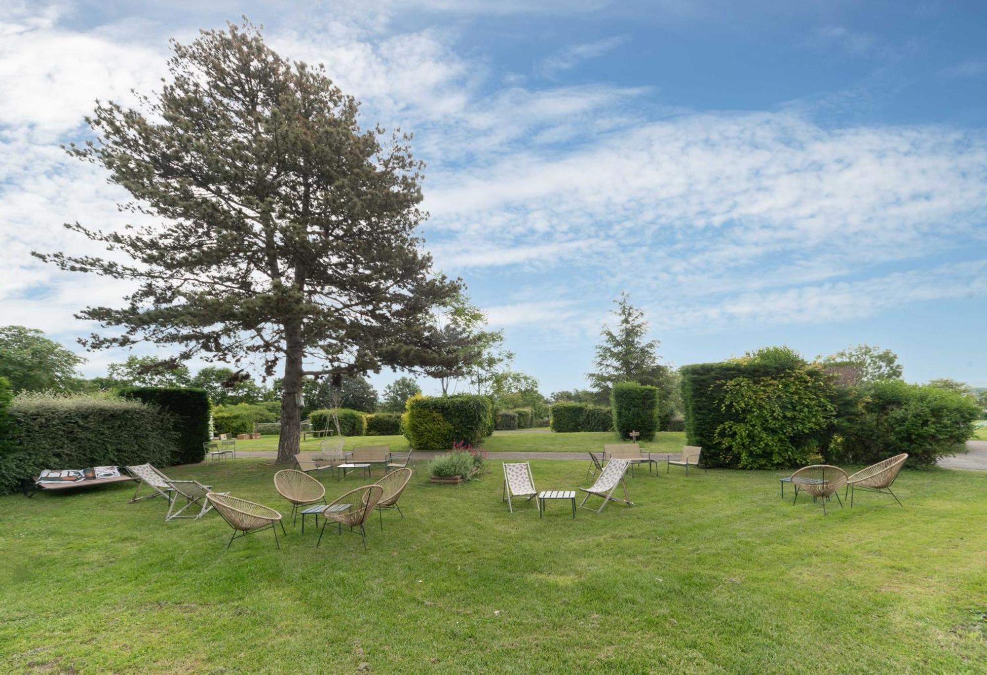 Camping Le Mont Libre - Cottage & Espace Nature - Gannat Eksteriør billede