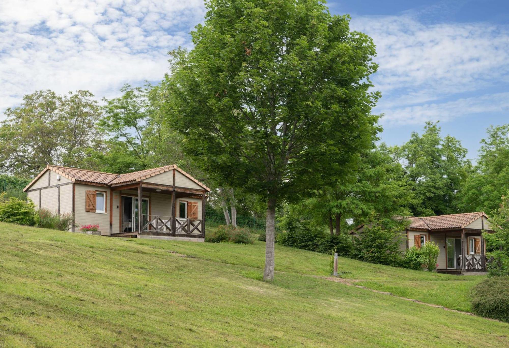 Camping Le Mont Libre - Cottage & Espace Nature - Gannat Eksteriør billede