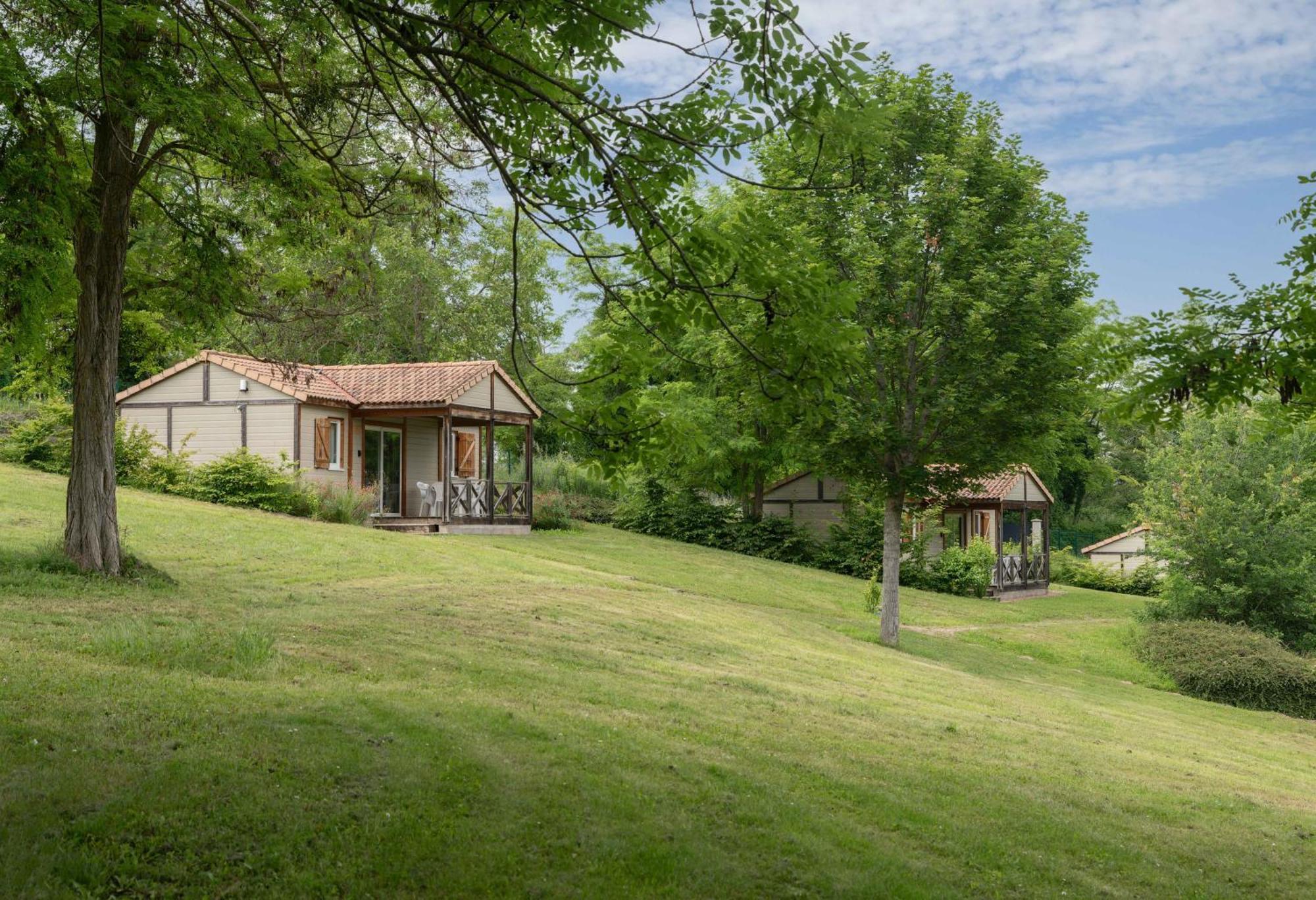 Camping Le Mont Libre - Cottage & Espace Nature - Gannat Eksteriør billede